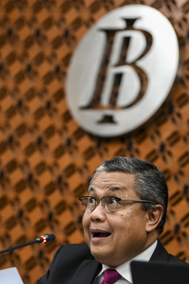 Gubernur Bank Indonesia (BI) Perry Warjiyo menyampaikan keterangan pers tentang hasil Rapat Dewan Gubernur BI bulan Oktober 2019 di Jakarta, Kamis (24/10). Foto: ANTARA FOTO/Galih Pradipta