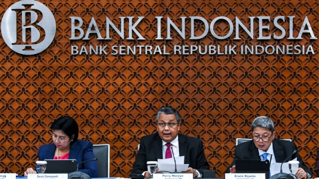 Gubernur Bank Indonesia Perry Warjiyo (tengah) menyampaikan keterangan pers tentang hasil Rapat Dewan Gubernur BI bulan Oktober 2019 di Jakarta, Kamis (24/10). Foto: ANTARA FOTO/Galih Pradipta