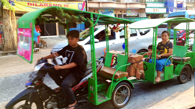 Odong-odong beroperasi di kawasan Cempaka Putih