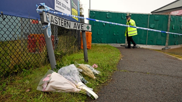 Sejumlah bunga di Waterglade Industrial Park di Grays, Essex, setelah 39 mayat ditemukan di dalam sebuah truk di kawasan industri. Foto: Reuters