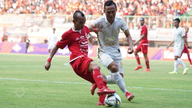 Pemain Persija dan PSS memperebutkan bola. Foto: Dok. LIB