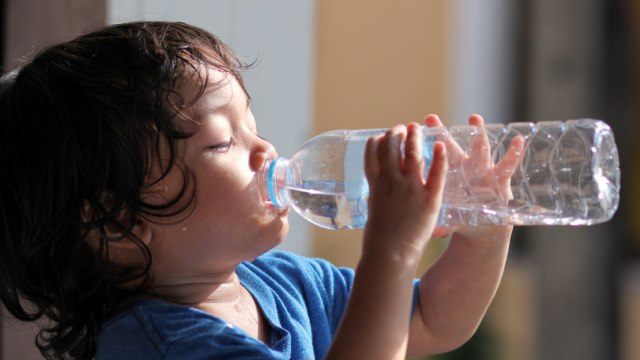 ilustrasi anak minum air untuk cegah dehidrasi FotoL Shytterstock