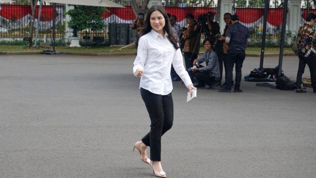 Angela Tanoe tiba di Istana Kepresidenan, Jakarta, Jumat (25/10/2019).
 Foto: Kevin S. Kurnianto/kumparan