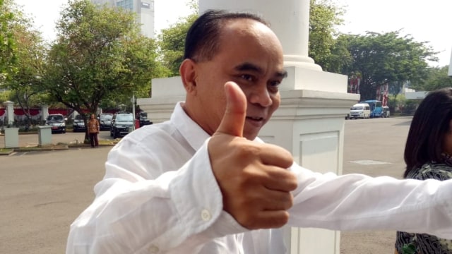 Berkemeja Putih dan Acungkan Jempol, Budi Arie Tiba di Istana (329976)