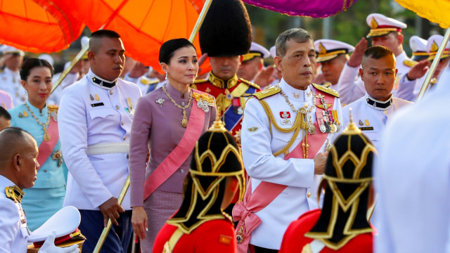 Ratu Thailand, Suthida Tidjai bersama Raja Thailand Maha Vajiralongkorn. Foto: REUTERS/Athit Perawognmetha