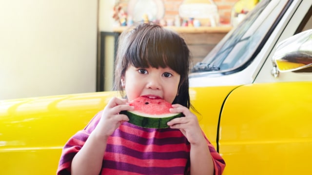 anak makan semangka Foto: Shutterstock