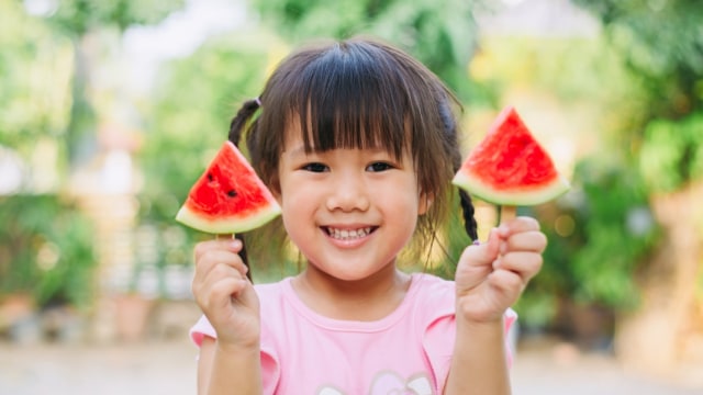 anak memegang buah semangka Foto: Shutterstock