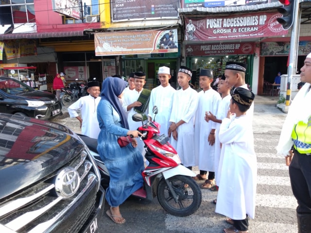 Santri memberikan ceramah kepada pelanggar lalu lintas di Bireuen, Aceh. Dok. Satlantas Polres Bireuen
