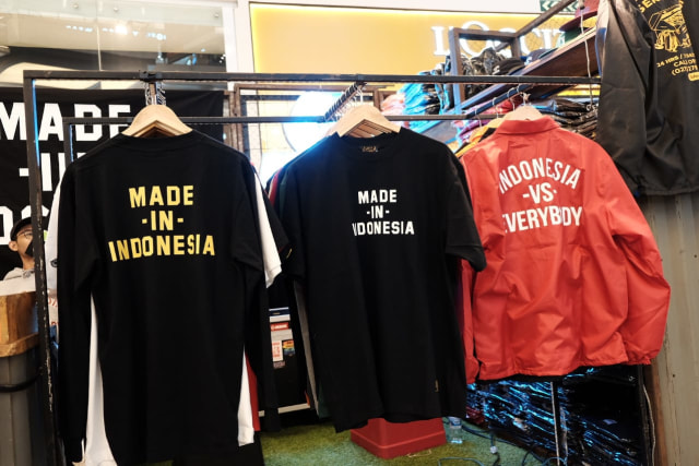 Beberapa baju dari brand lokal. Foto: Bangkit Jaya Putra/kumparan
