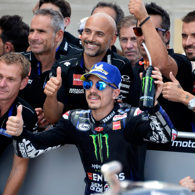 Vinales (tengah) bersama para krunya pada sebuah balapan di MotoGP 2019. Foto: Jose Jordan/AFP