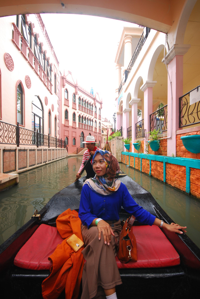 Ilustrasi traveler wanita Muslim tengah melintasi Little Venice di Kebun Bunga Cipanas, Cianjur (portrait) Foto: Shutter Stock