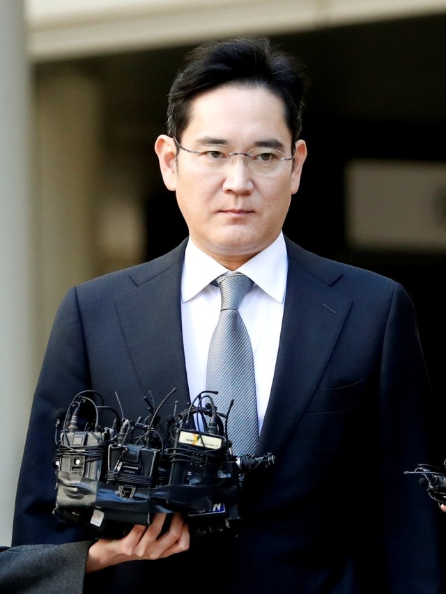 Wakil Ketua Samsung Electronics, Jay Y. Lee, tiba di pengadilan tinggi Seoul di Seoul, Korea Selatan, Jumat (25/10/2019). Foto: REUTERS/Kim Hong-Ji