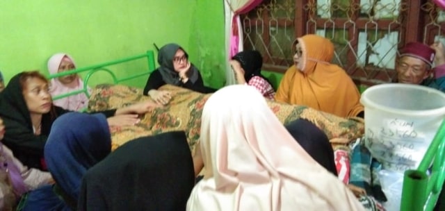 Korban Karmiati saat disemayamkan dirumah duka, Jumat (25/10), foto : Ana