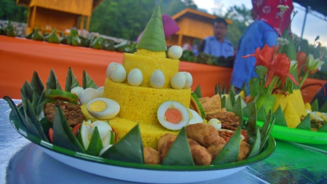 Nasi kuning kerap disajikan dalam ritual adat di Gorontalo. Jumat, (25/10). Foto : Dok Banthayo.id