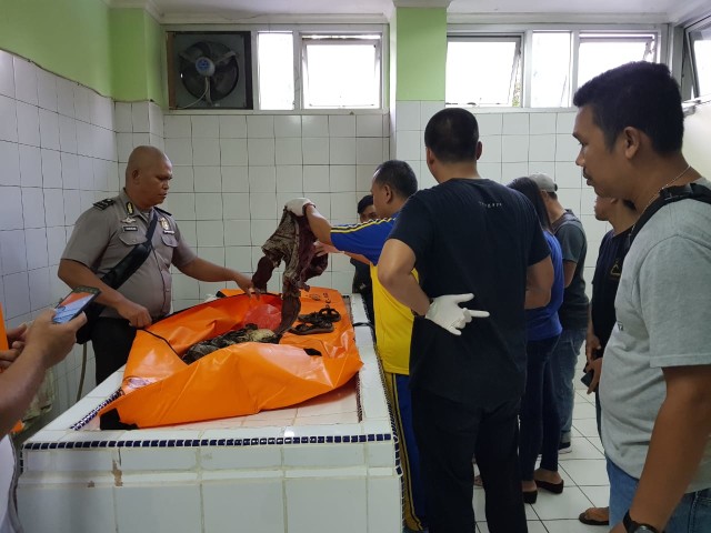 ﻿﻿Polisi memeriksa tulang belulang di Kamar Pemulasaran Jenazah RSUD Muhammad Sani. Foto : Khairul S/kepripedia.com
