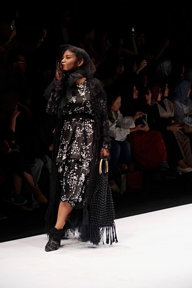 Meldi Kena Nyinyir Netizen Saat Tampil di Jakarta Fashion Week 2020 (21960)