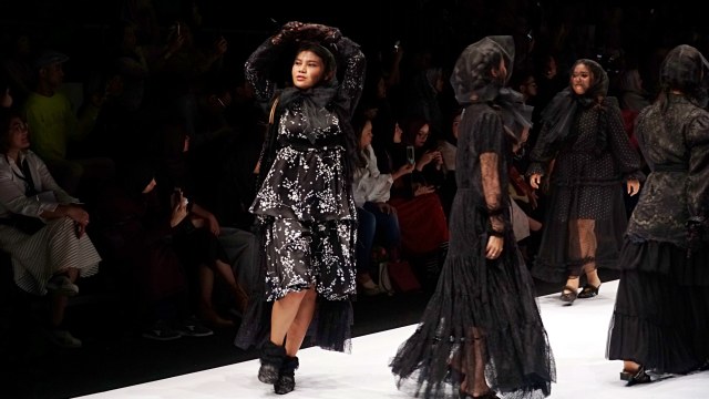 Meldi Kena Nyinyir Netizen Saat Tampil di Jakarta Fashion Week 2020 (21958)