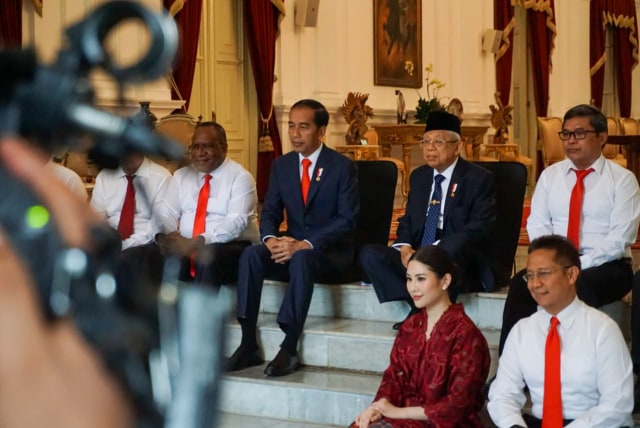 Presiden Jokowi kenalkan 12 wakil menteri. Foto: Fahrian Saleh/kumparan