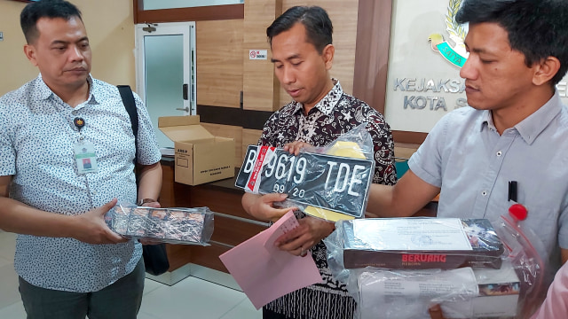 Kasi Penindakan dan Penyidikan Bea Cukai Semarang, Heri Kurniawan (kiri ) dan Kasi Pidsus Kejari Semarang, Triyanto (tengah) menunjukkan barang bukti. Foto: Afiati Tsalitsati/Kumparan