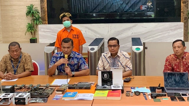 Kasubdit II Dittipidsiber Bareskrim, Kombes Pol Rickynaldo Chairul, Kabagapenum Divisi Humas Polri, Kombes Pol Asep Adi Saputra