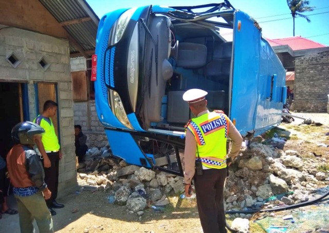 Kasat Lantas Polres Bone Bolango Akp. I Made Parwita, SH. SIK melaksanakan olah TKP pasca mobil Bus alami kecelakaan tunggal, di Desa Tinomon, Kecamatan Bulawa, Kabupaten Bone Bolango, Jumat (25/10/2019). Foto : Polri