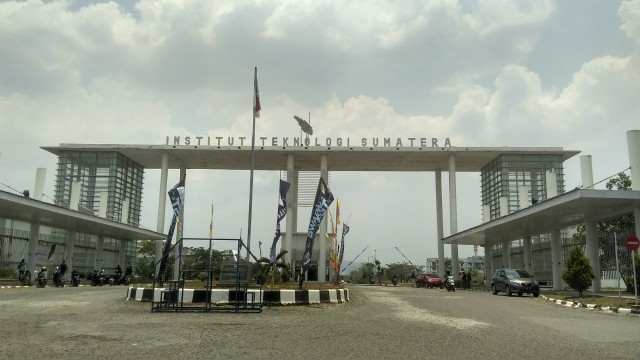 Pintu gerbang utama Instirut Teknologi Sumatera, Jumat (25/10) | Foto : Sidik Aryono/Lampung Geh