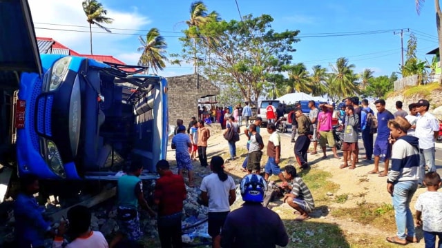 Puluhan warga berupaya mengevakuasi korban kecelakaan maut, Seorang sopir luka parah.  Foto : Polri