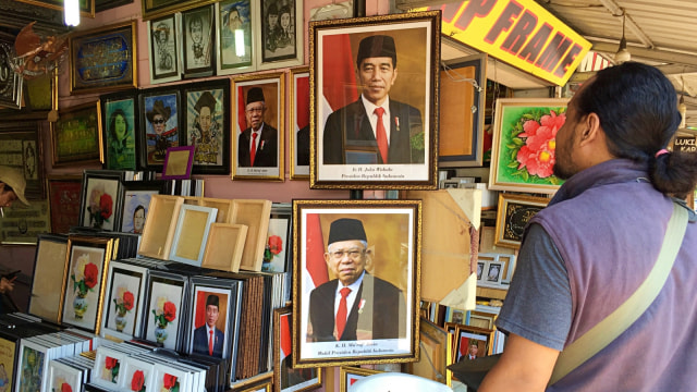 Foto dan Pigura Jokowi-Ma'ruf di Yogya Mulai Diburu Pembeli (320311)