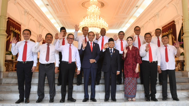 Presiden Joko Widodo (keempat kiri) didampingi Wakil Presiden Ma'ruf Amin (keempat kanan) berfoto bersama calon-calon wakil menteri Kabinet Indonesia Maju. Foto: ANTARA FOTO/Akbar Nugroho Gumay/ama.