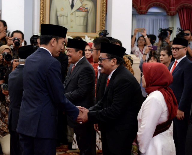 Presiden Jokowi bersalaman dengan jajaran wakil menteri usai rangkaian pelantikan wakil menteri di Istana Merdeka, Jakarta, Jumat (25/10/2019). Foto: Dok. Kris - Biro Pers Sekretariat Presiden