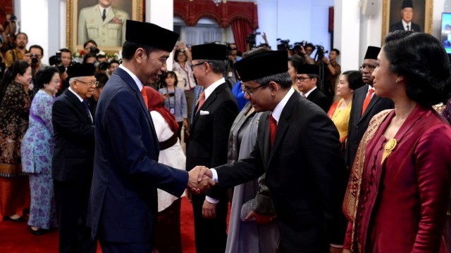 Presiden Jokowi bersalaman dengan jajaran wakil menteri usai rangkaian pelantikan wakil menteri di Istana Merdeka, Jakarta, Jumat (25/10/2019). Foto: Dok. Kris - Biro Pers Sekretariat Presiden