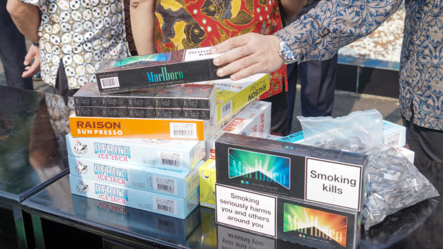 Petugas Bea Cukai menunjukan barang bukti rokok anpa pita cukai. Foto: Helmi Afandi Abdullah/kumparan
