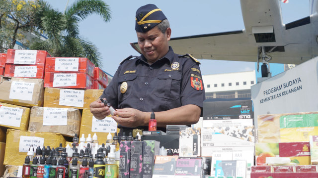 Petugas bea Cukai menunjukan barang bukti berupa rokok elektrik tanpa pita cukai. Foto: Helmi Afandi Abdullah/kumparan