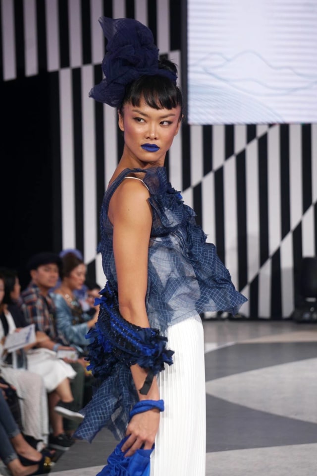 Model mengenakan busana rancangan Danone-AQUA x fbudi, Ika Vantiani, Kana Goods, Kreskros, PIJAKBUMI di Jakarta Fashion Week 2020, Jakarta, Jumat (25/10). Foto: Fanny Kusumawardhani/kumparan