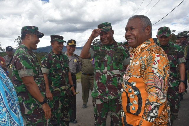 Pangdam Kasuari dan Gubernur Papua Barat dalam persiapan kunjungan Presiden Joko Widodo. (BumiPpaua.com/Irsye Simbar)