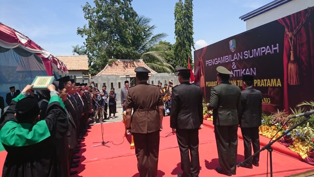 Slamet Junaidi memberikan keterangan kepada wartawan usai pelantikan pejabat tinggi pratama, Jumat (25/10/2019). (Ryan/MM). 