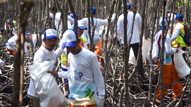 PT Pertamina Hulu Energi (PHE) melakukan gerakan bersih-bersih Pulau Untung Jawa di Kepulauan Seribu. Kegiatan ini melibatkan direksi, karyawan, warga, dan sejumlah komunitas. Foto: Dok. PHE