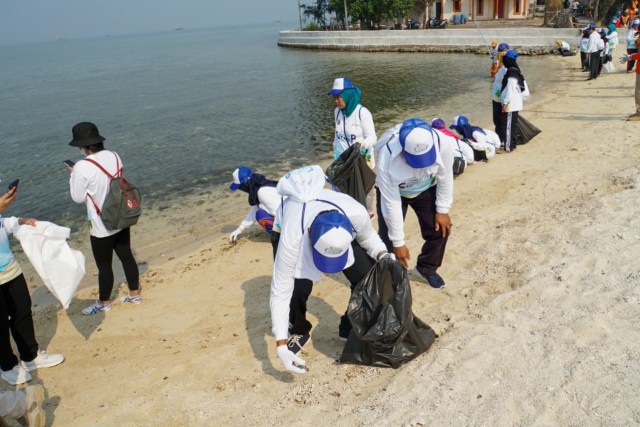 PT Pertamina Hulu Energi (PHE) melakukan gerakan bersih-bersih Pulau Untung Jawa di Kepulauan Seribu pada Jumat (25/10). Kegiatan ini melibatkan direksi, karyawan, warga, dan sejumlah komunitas. Foto: Dok. PHE