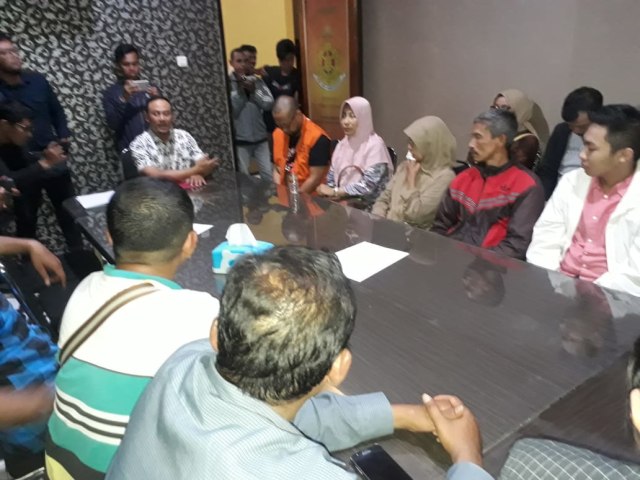 Para wali murid siswa saat berdialog dengan tim Kasat Reskrim Polres Malang Kota. Agus Piranhamas juga dihadirkan dalam dialog ini. 