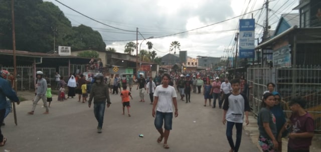 Kelompok warga Klademak 2 pantai dan Jl Ferry saling serang, Jumat (25/10) sore, foto : Ana