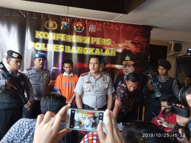 Kapolres Bangkalan AKBP Rama Samtama Putra menggelar konferensi pers terkait pembunuhan di Tanjung Bumi, Jumat (25/10/2019) pukul 15.30 WIB. (Ryan/MM). 