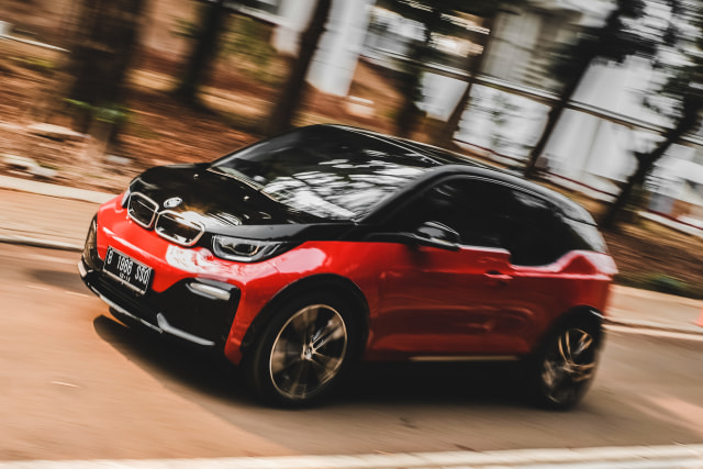 Pengalaman Berkendara dengan City Car Listrik BMW di Jakarta (142957)