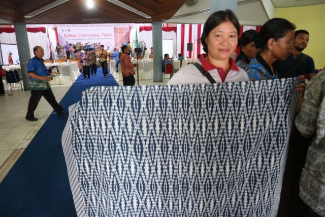 Anastasia, Koordinator Kelompok Kapas Desa Umin Jaya menunjukan tenun ikat Dayak dengan panjang 2,2 meter. Foto: Yusrizal/Hi!Pontianak