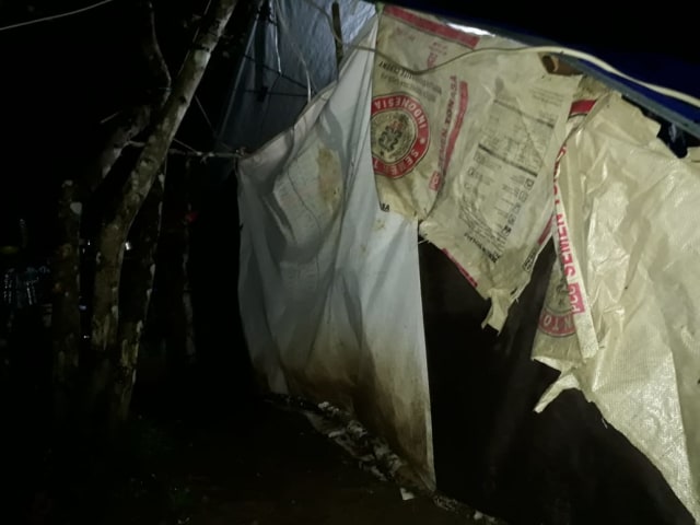 Tenda pengungsian nenek Aisyah (60). Dok (25/10). Dok : Lentera Maluku