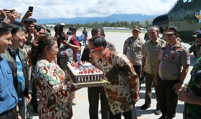 Mendagri, Tito Karnavian dapat kejuatan ulang tahun di Wamena. (BumiPapua.com/Stefanus Tarsi)