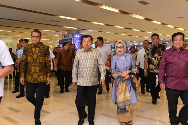 Mantan Wapres Jusuf Kalla tiba di Bandara Sultan Hasanuddin Makassar. (Makassar Indeks)