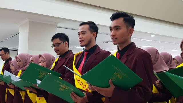 Para lulusan profesi ners Universitas 'Aisyiyah Yogyakarta (UNISA), saat membacakan sumpah profesi ners, Sabtu (26/10/2019). Foto: adn