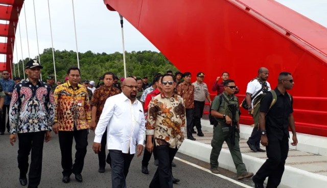 Mendagri Tito Karnavian bersama Gubernur Papua, Lukas Enembe, dan rombongan saat meninjau Jembatan Youtefa. (BumiPapua.com/Liza Indriyani)