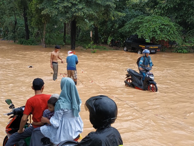 Banjir yang menggenangi jalan di Batam. Foto : Zalfirega/kepripedia.com