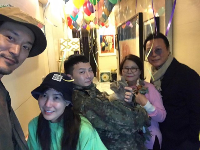Keluarga merayakan kepulangan G-Dragon dari wajib militer Foto: Instagram/@damikwon_